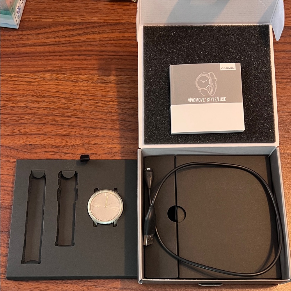 Garmin Vivomove Style/Luxe Smartwatch - silver/pink